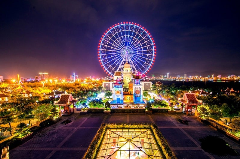 Sun Wheel vòng quay với chiều cao đạt kỷ lục biểu tượng của Asia park.
