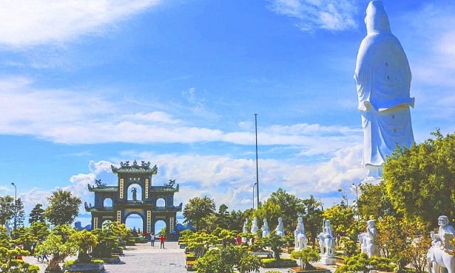 Chùa Linh Ứng là một trong những ngôi chùa nổi tiếng ở Đà Nẵng (Ảnh: ST)
