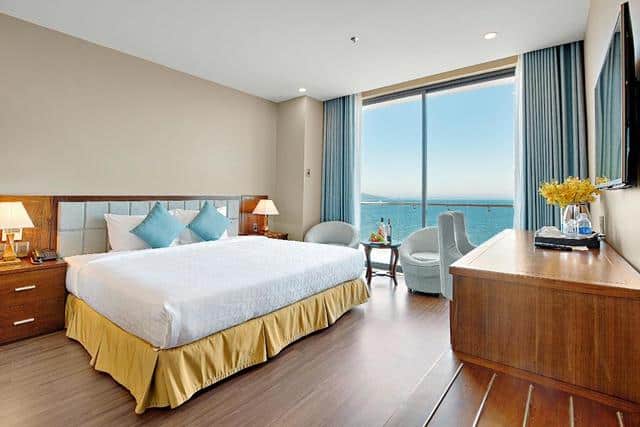 Nội thất một phòng nghỉ của Adamo hotel với cửa sổ lớn hướng biển