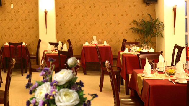 Nhà hàng trong khách sạn phục vụ bữa ăn truyền thống kiểu Việt Nam và phương Tây (Ảnh ST)