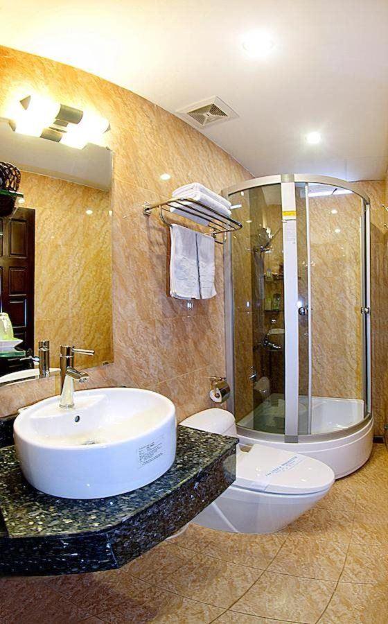 Không gian phòng tắm sang trọng với đầy đủ thiết bị hiện đại.